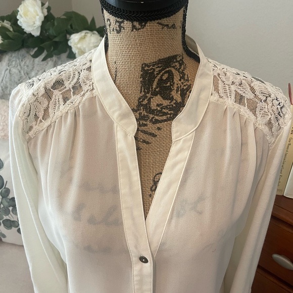 Candies Junior long sleeve tunic blouse. Beautiful Crocheted back and shoulders - Picture 3 of 8